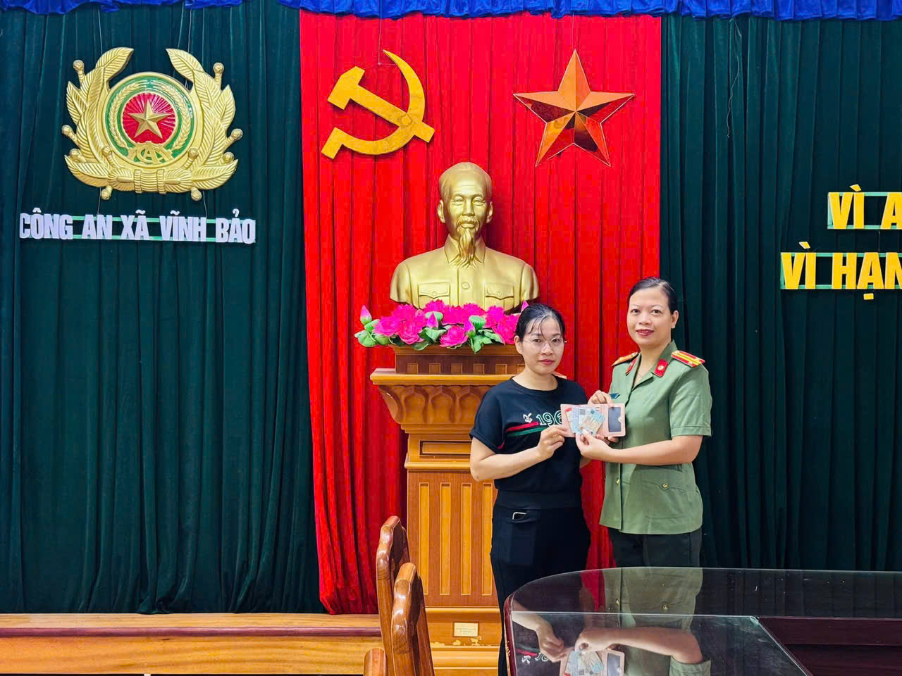 Công an xã Vĩnh Bảo nhanh chóng xác minh, trao trả tài sản đánh rơi cho người dân